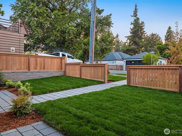 2012 9th Street W, Kirkland WA 98033