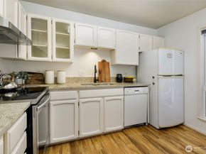 10315 NE 16th Street J2, Bellevue WA 98004