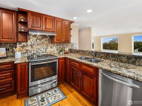 559 McGraw Street 402, Seattle WA 98109