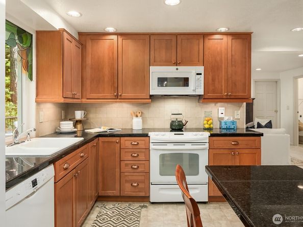 20614 NE 181st Place, Woodinville WA 98077