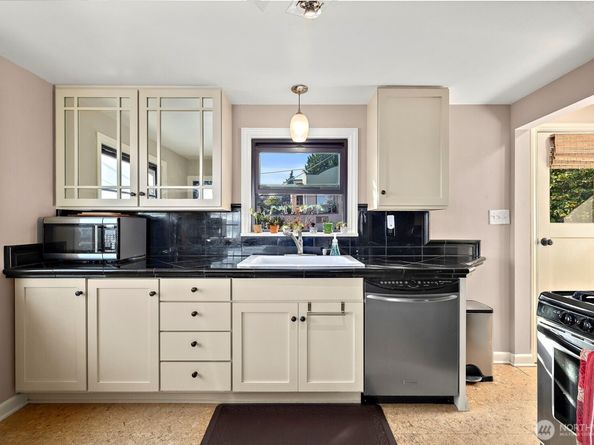 10127 Waters Avenue S, Seattle WA 98178