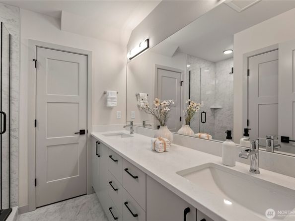 922 B N 35th Street, Seattle WA 98103