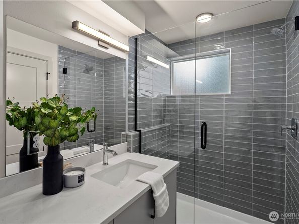922 B N 35th Street, Seattle WA 98103