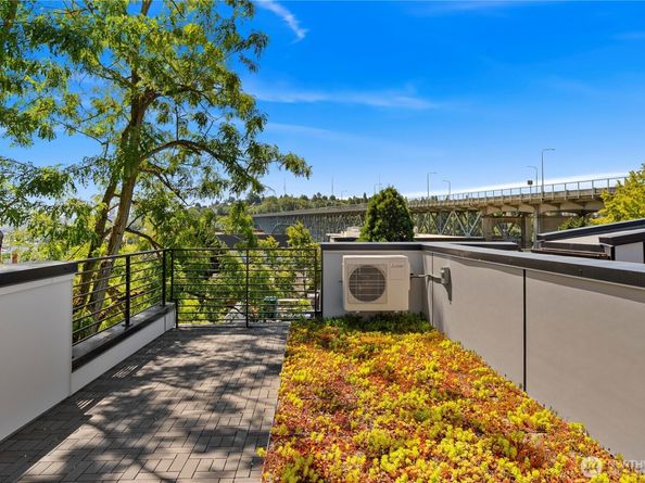 922 B N 35th Street, Seattle WA 98103