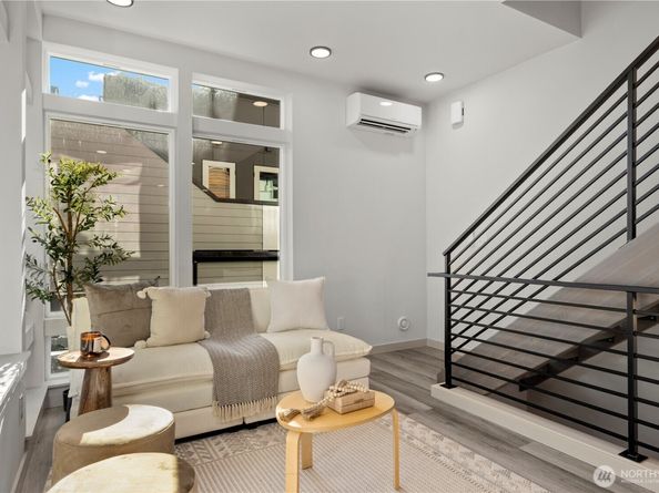 922 B N 35th Street, Seattle WA 98103