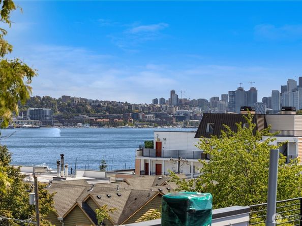 922 B N 35th Street, Seattle WA 98103