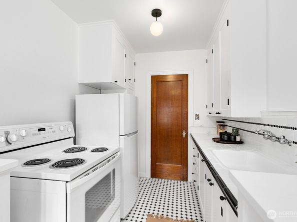 220 W Olympic Place 106, Seattle WA 98119