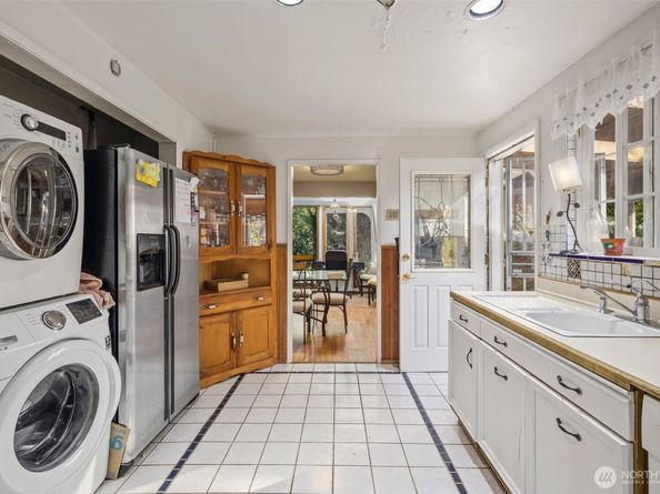 327 24th Avenue E, Seattle WA 98112