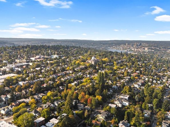 327 24th Avenue E, Seattle WA 98112