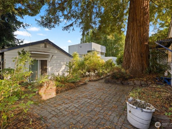 327 24th Avenue E, Seattle WA 98112