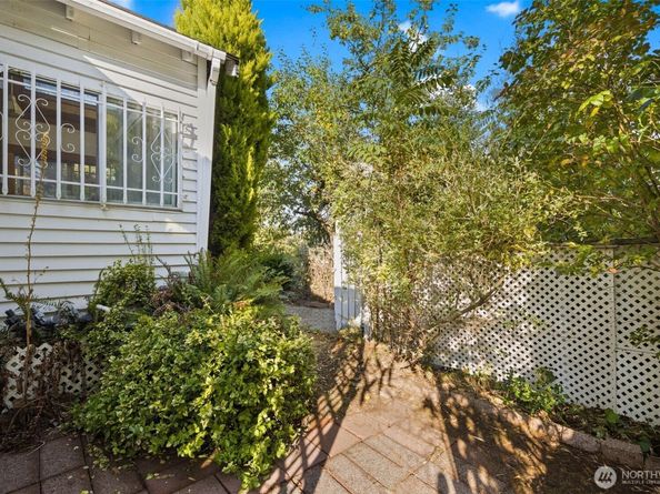 327 24th Avenue E, Seattle WA 98112