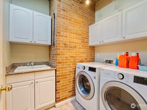 4026 Island Crest Way, Mercer Island WA 98040