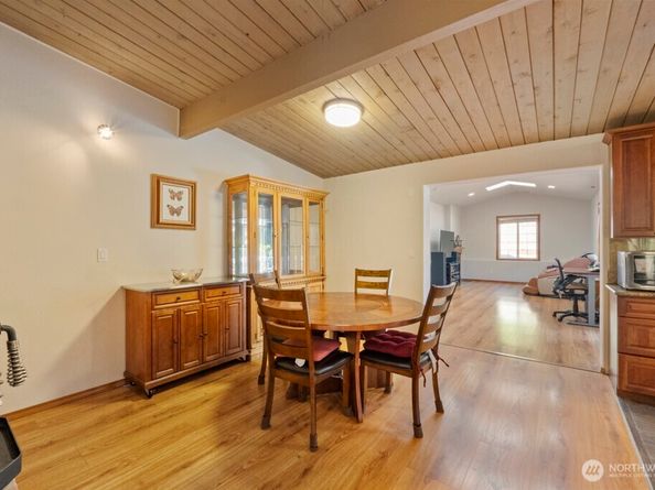 4026 Island Crest Way, Mercer Island WA 98040