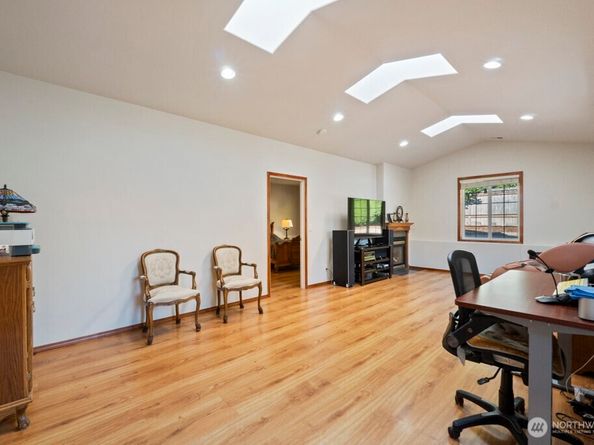 4026 Island Crest Way, Mercer Island WA 98040