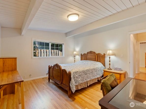 4026 Island Crest Way, Mercer Island WA 98040