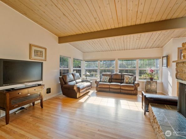 4026 Island Crest Way, Mercer Island WA 98040