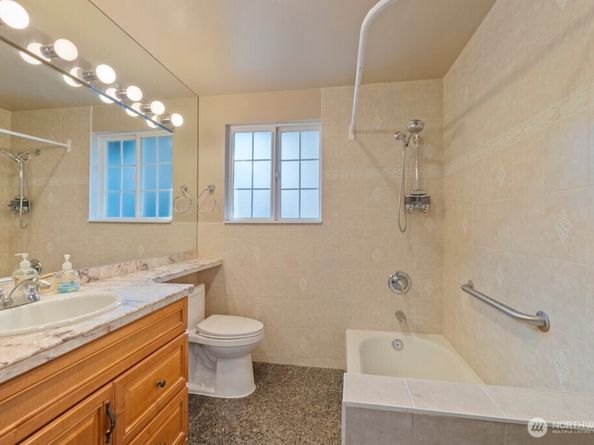 4026 Island Crest Way, Mercer Island WA 98040
