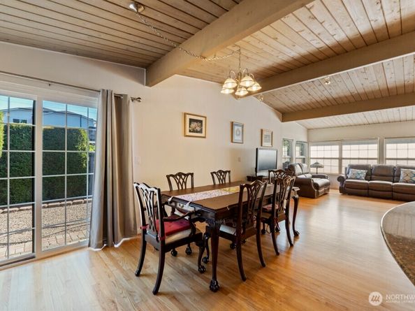 4026 Island Crest Way, Mercer Island WA 98040