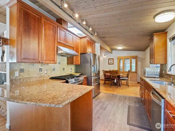 4026 Island Crest Way, Mercer Island WA 98040