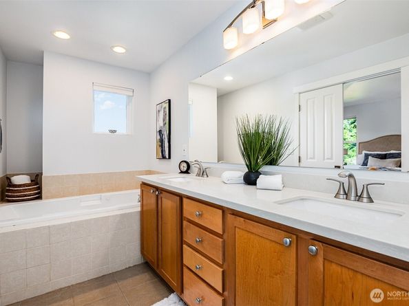5523 Lakemont Boulevard SE 604, Bellevue WA 98006