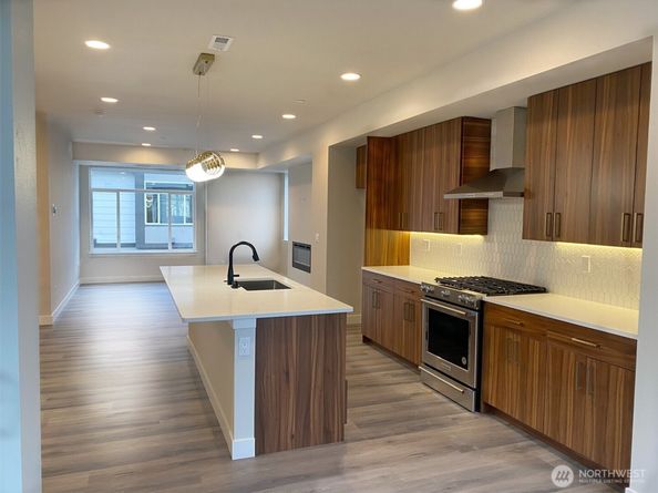 6722 NE 187th Street 105, Kenmore WA 98028