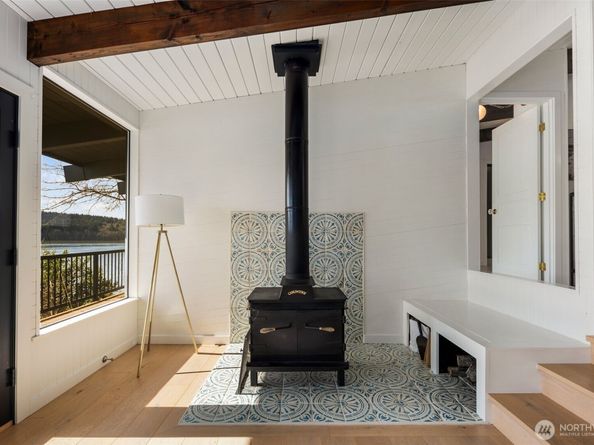 28605 Manzanita Beach Road SW, Vashon WA 98070