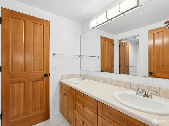 12506 Holmes Point Drive NE, Kirkland WA 98034