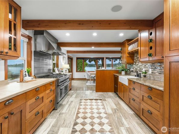 12506 Holmes Point Drive NE, Kirkland WA 98034