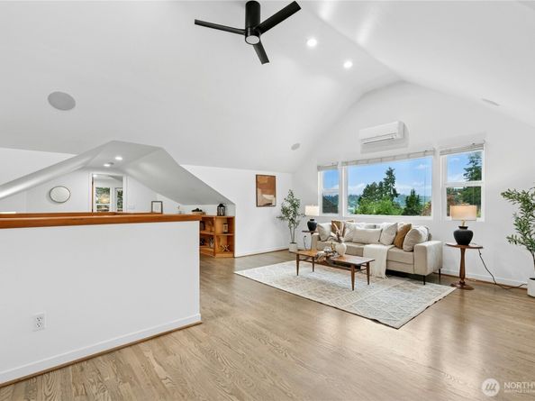 12506 Holmes Point Drive NE, Kirkland WA 98034