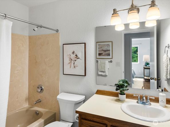 4403 NE 187th Place, Lake Forest Park WA 98155