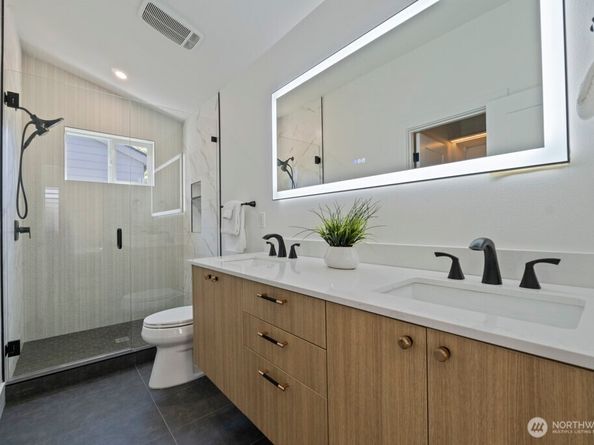 12048 5th Avenue NE B, Seattle WA 98125