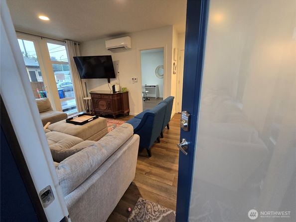 1017 NE 55TH Street, Seattle WA 98105