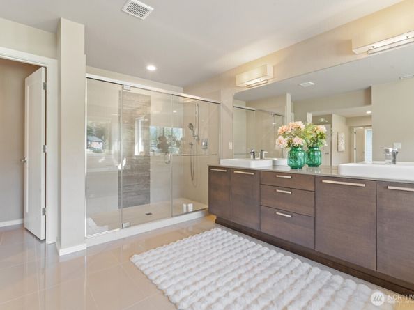 16425 SE 46th Court, Bellevue WA 98006