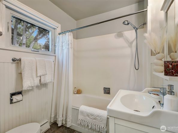 5531 28th Avenue NE, Seattle WA 98105