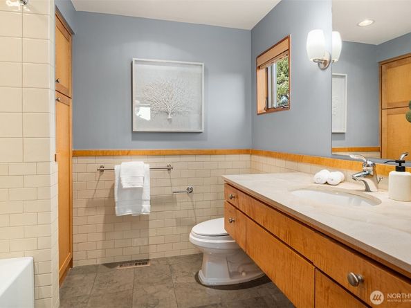 2252 Viewmont Way W, Seattle WA 98199