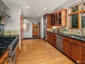 2252 Viewmont Way W, Seattle WA 98199