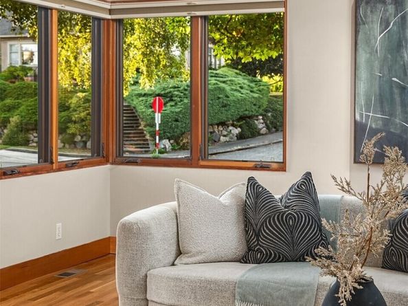 2252 Viewmont Way W, Seattle WA 98199