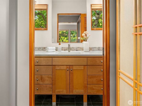 2252 Viewmont Way W, Seattle WA 98199