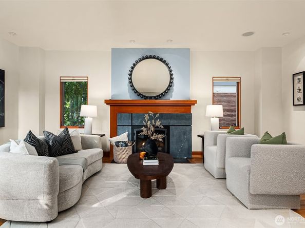 2252 Viewmont Way W, Seattle WA 98199