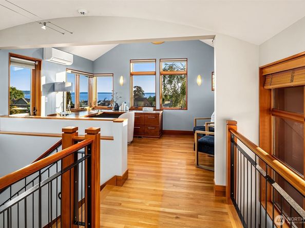 2252 Viewmont Way W, Seattle WA 98199