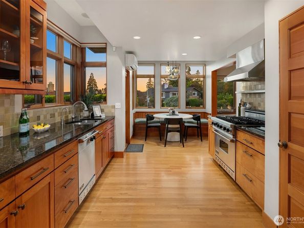 2252 Viewmont Way W, Seattle WA 98199
