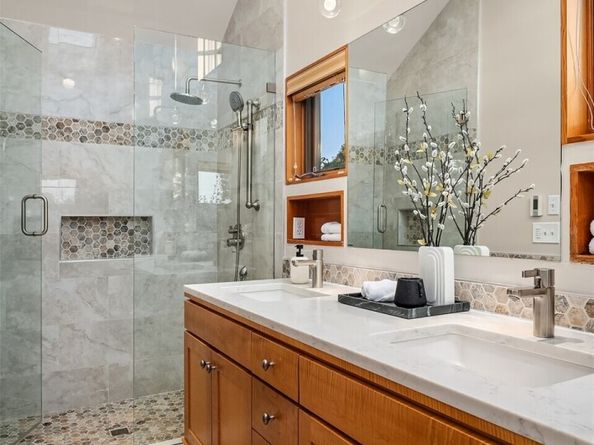 2252 Viewmont Way W, Seattle WA 98199