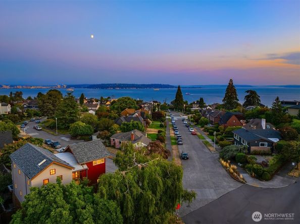 2252 Viewmont Way W, Seattle WA 98199