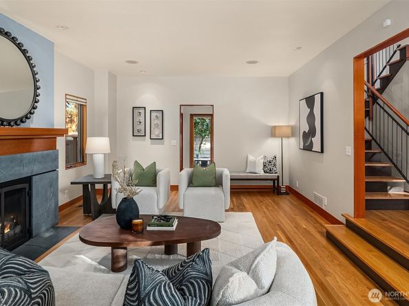 2252 Viewmont Way W, Seattle WA 98199