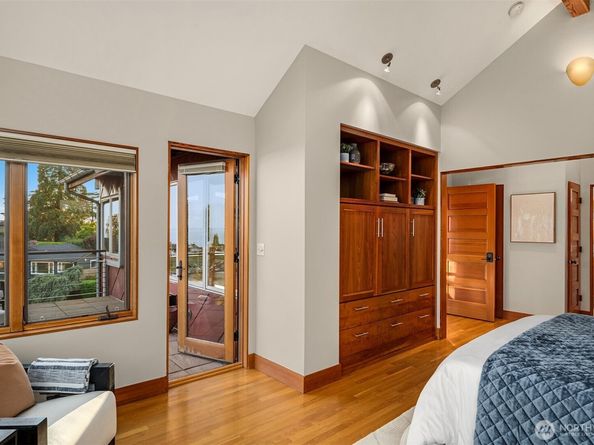 2252 Viewmont Way W, Seattle WA 98199