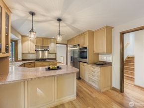 17012 SE 40th Court, Bellevue WA 98008