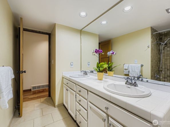 17012 SE 40th Court, Bellevue WA 98008