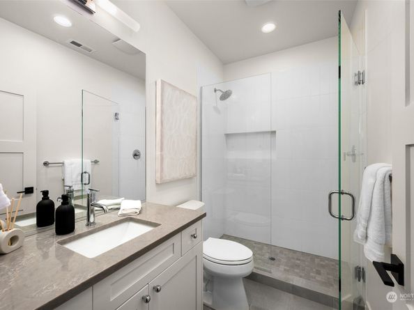 1588 102nd Avenue NE, Bellevue WA 98004