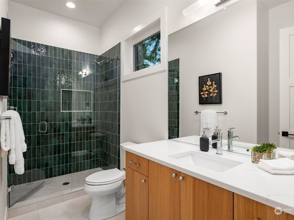 1588 102nd Avenue NE, Bellevue WA 98004