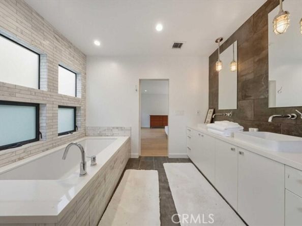 2131 Virginia Avenue, Santa Monica CA 90404